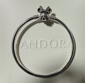 Pulsera Rígida  Moments Retrato De Minnie Disney PANDORA Talla 17 